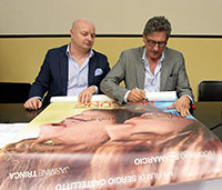 Sergio Castellitto attore e regista firma locandina del suo ultimo film con dedica all'ICMA