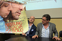 Sergio Castellito attore e regista firma locandina del suo ultimo film con dedica all'ICMA