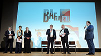 Sergio Castellitto sul palco con Steve Della Casa Direttore Artistico BAFF ringrazia il pubblico per il premio.
