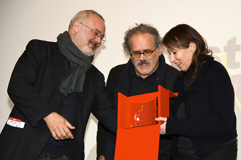 Paolo Castelli direttore esecutivo BAFF consegna a Giuseppe M. Gaudino e Isabella Sandri il Premio Carlo Lizzani per Miglior Sceneggiatura del film 