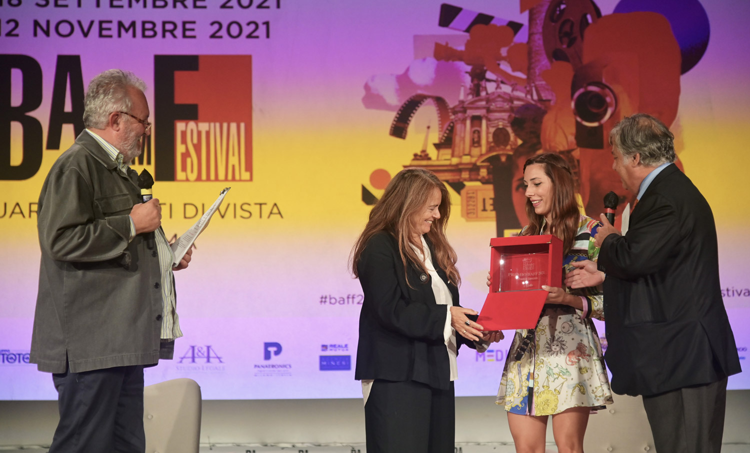 Nada riceve premio da Steve Della Casa direttore artistico BAFF e Alessandro Munari presidente BAFF